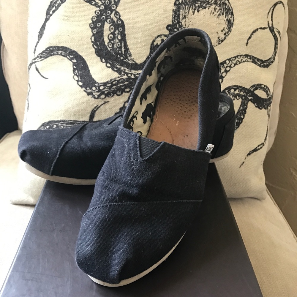 Toms slip on women's black size 8